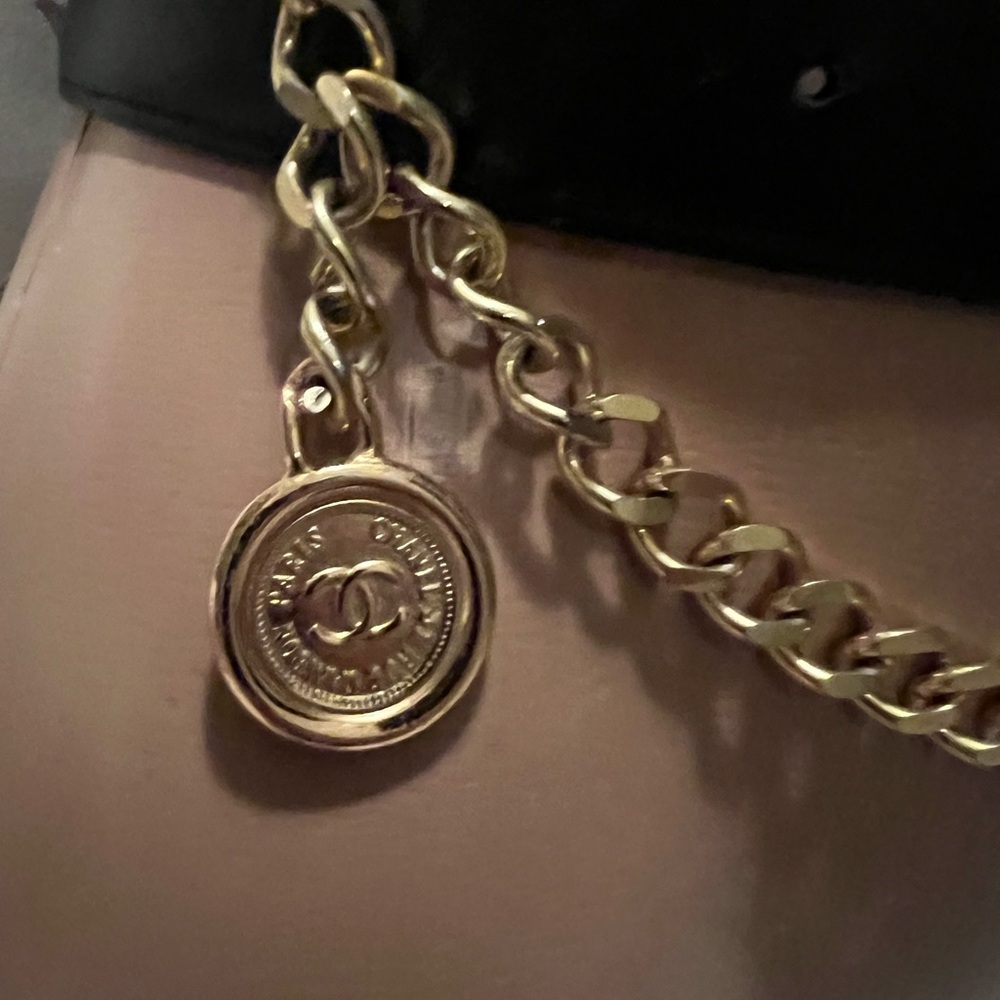 CHANEL Black Leather Belt with Gold Chain & Dangling Round Chanel Medallion - Picture 7 of 15